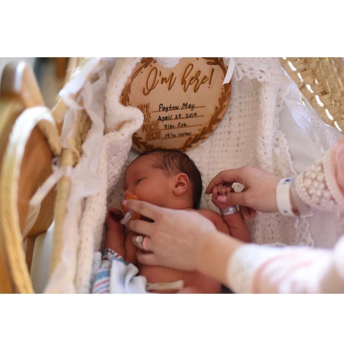Hello World, I'm Here Annoucement Plaque Laser Cut Wood Photo Prop Sign Hospital Sign Welcome Baby Crib Photo Sign